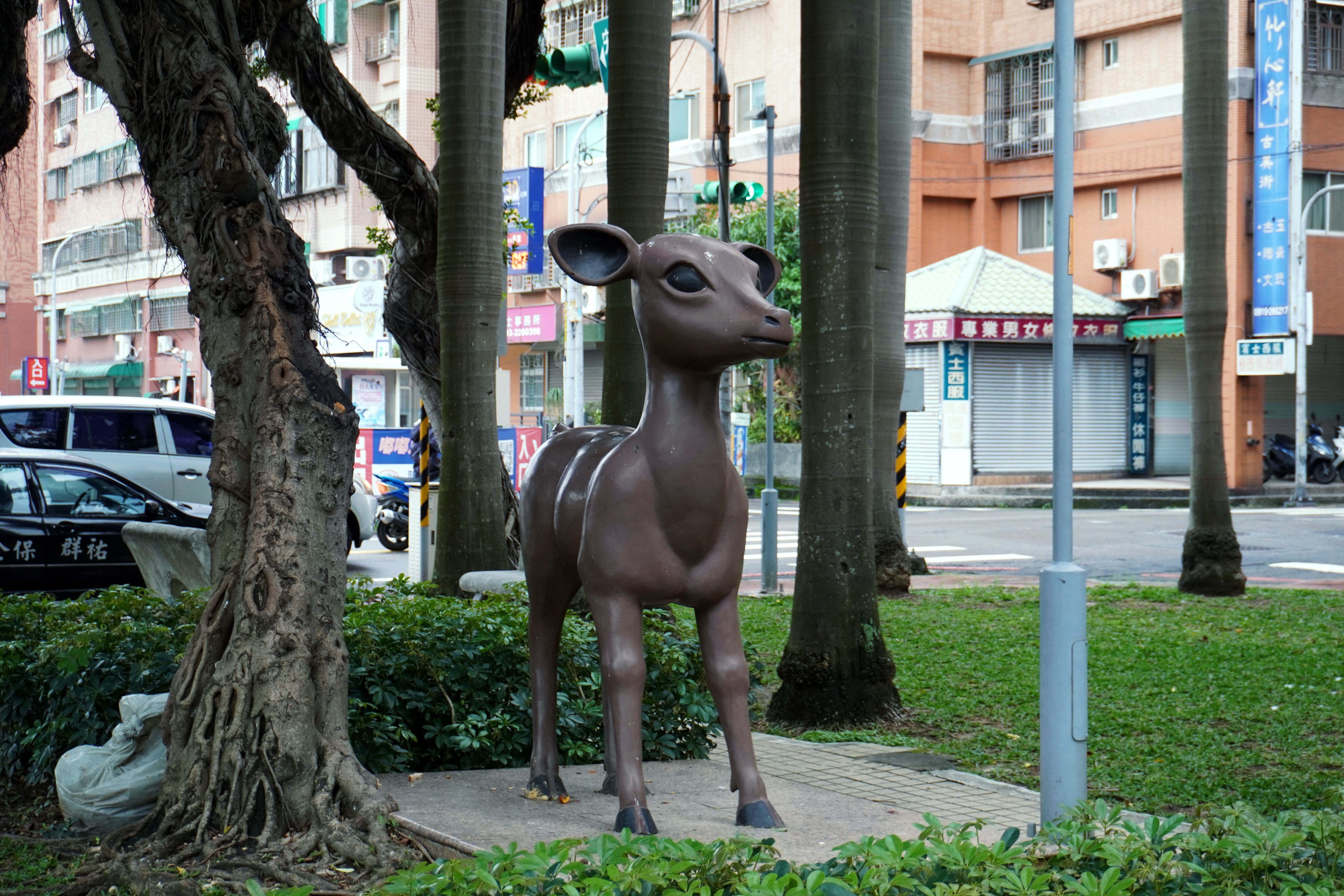 鹿銅像靜靜守護著公園，象徵著自然與生命的和諧共存。